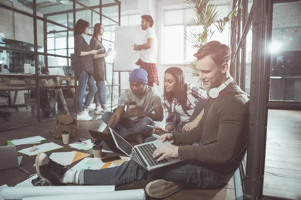 Des collègues agréables travaillent dans le bureau — Photo