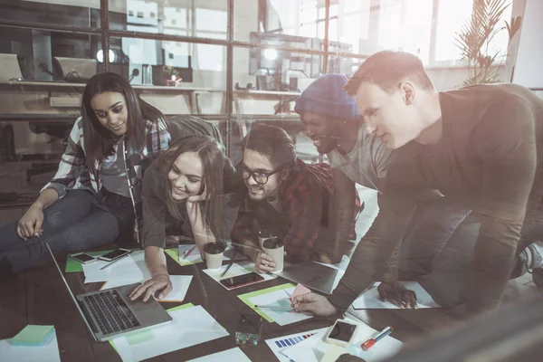 Meraklı çalışanlar coşku ile zahmetli