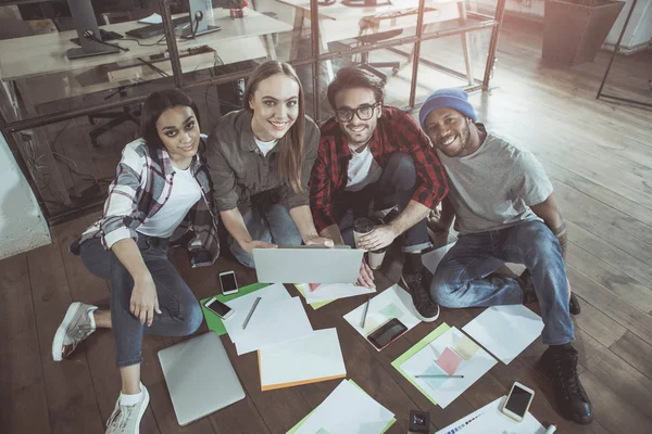 Optimistiska unga människor njuter av kollektiva jobb — Stockfoto