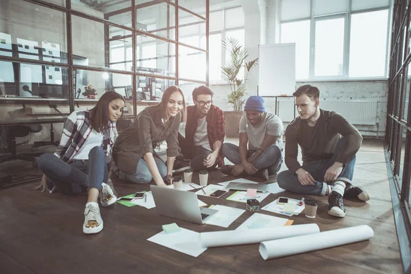 Hoş iyimser insanlar birlikte çalışıyoruz