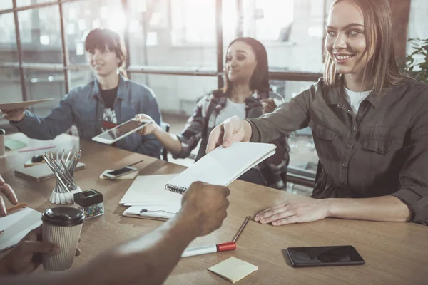 Optimista nők együtt dolgoznak office — Stock Fotó
