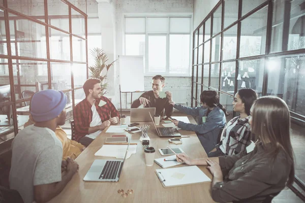 İyimser insanlar proje görüşüyorlar