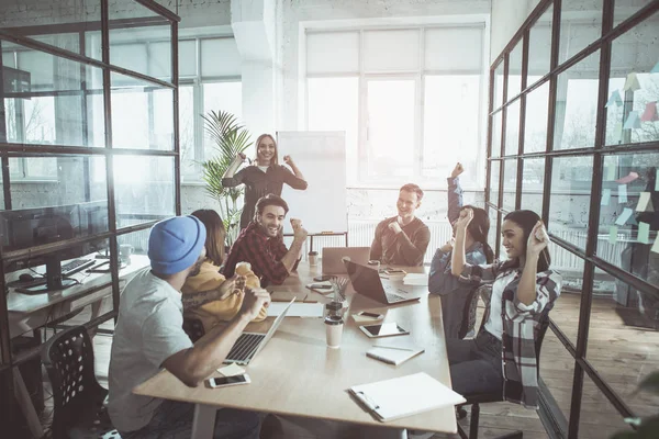 Memnun arkadaşları işlerini tadını çıkarıyor