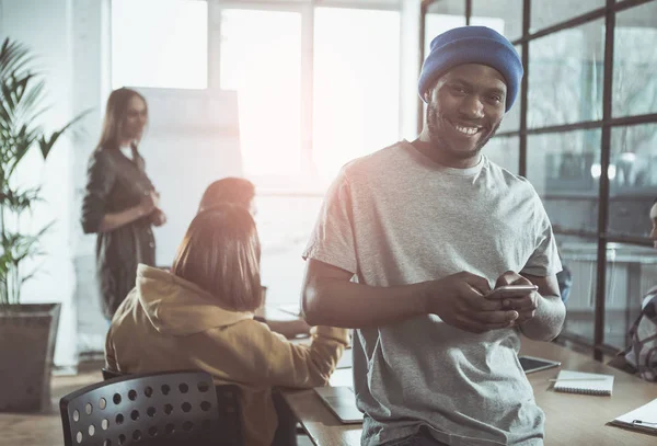 Çok memnun adam akıllı telefon kullanarak internet sörf