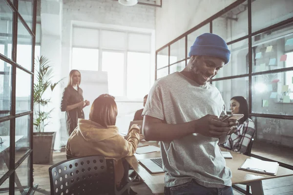 Pozitif adam ofiste cep telefonu kullanıyor