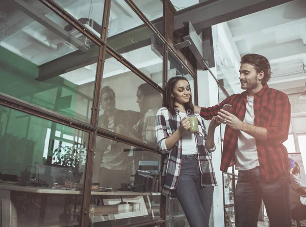 Neşeli arkadaşları işyerinde flört mü ediyorsun