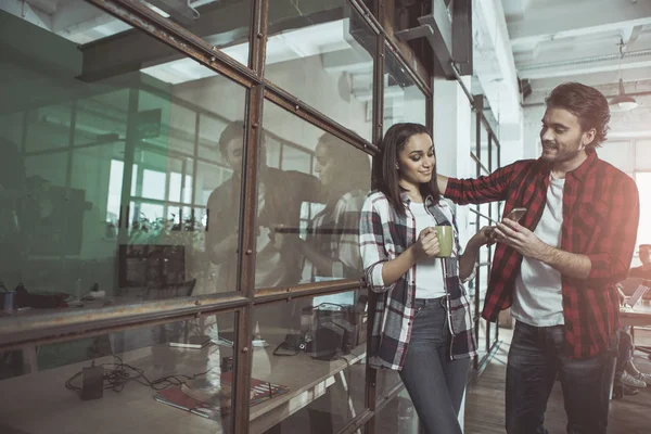 Genç adam ve kadın konuşma tadını çıkarıyor