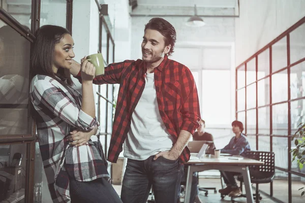 Hoş arkadaşları gülümseme ile konuşuyorsun