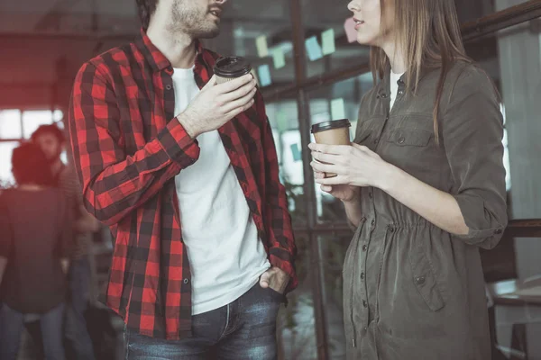 Hoş arkadaşları sıcak içecek tadını çıkarıyor