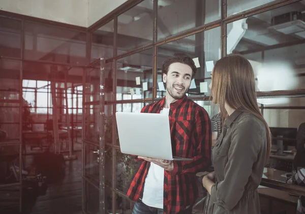 Los colegas positivos están disfrutando de la comunicación — Foto de Stock