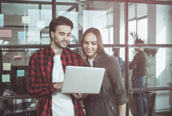 Hoş arkadaşları proje görüşüyorlar