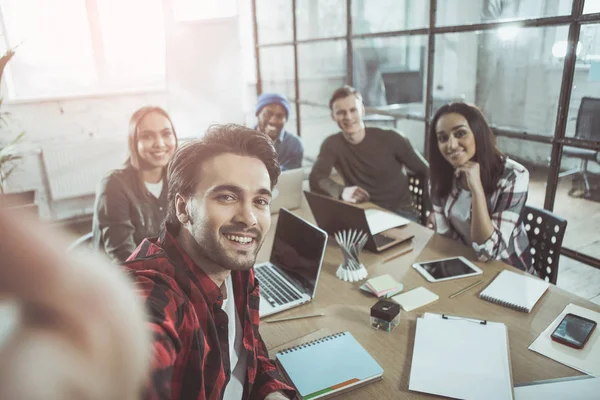 Blij er alle vertrouwen in collega's zijn het nemen van foto van zichzelf — Stockfoto