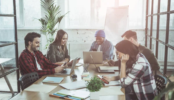 Pozitif takım cep telefonları elinde tutan