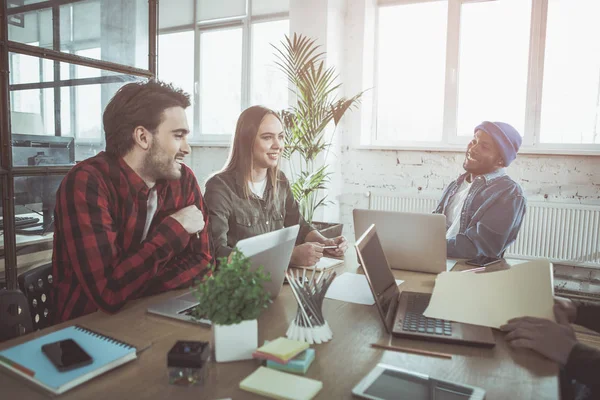 Glada professionella människor arbetande i ljus kontor — Stockfoto