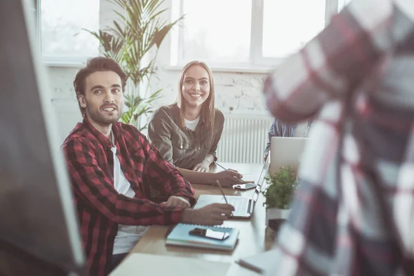 La gente creativa positiva está trabajando en la oficina — Foto de Stock