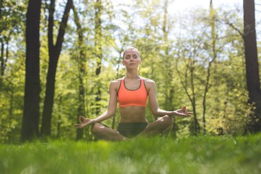 Sakin Bayan açık havada meditasyon