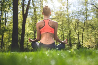 İnce Bayan yoga ve doğa keyif alıyor