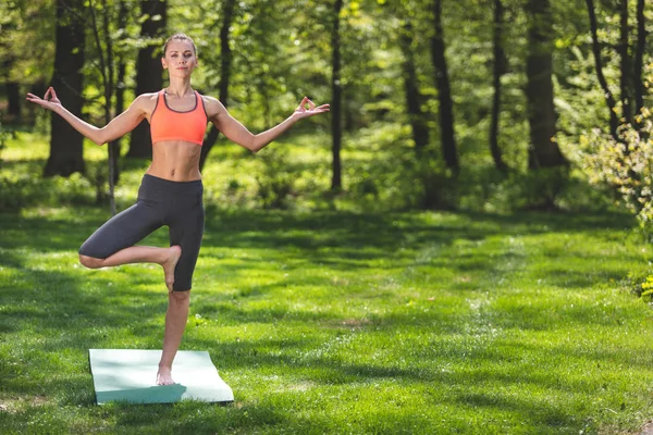 Sportif kadın yoga açık havada rahatlatıcı durumda