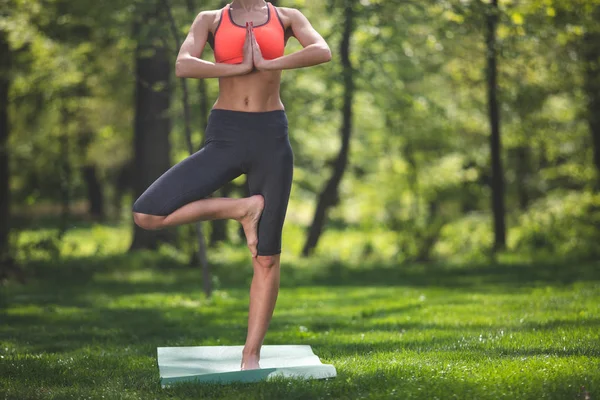 Atletik Bayan asana doğada yapıyor — Stok fotoğraf