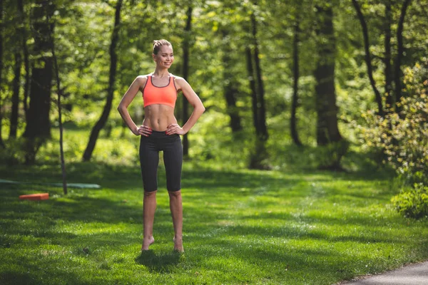 Neşeli Bayan çimenlerin üzerinde kaçmak