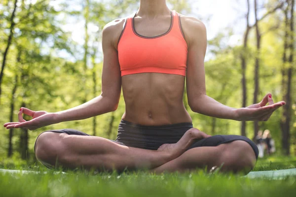 Slanke dame zit in lotus asana buiten — Stockfoto