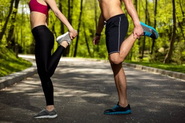 Sportif erkek ve kadın doğa egzersiz