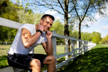 Neşeli adam Çiftliği yakınındaki müzik dinlemek