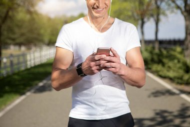 Neşeli adam kulaklık ses telefon keyif alıyor
