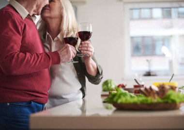 Yaşlı çift birlikte mutfakta kutluyor