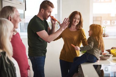 Baba ve çocuğun yemekle oynuyordu 