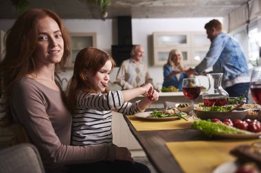 Anne ve çocuk akşam yemeği için bekliyor