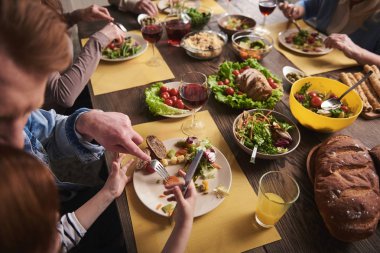 Baba ve çocuk çatal ile yemek