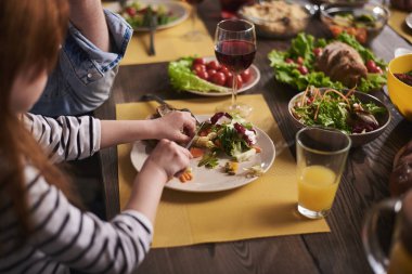 Akşam yemeğinde salata olan küçük çocuğun