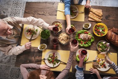 Aile mutfakta oturmuş kutlama
