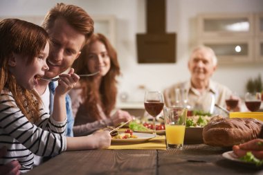 Baba ve kızı sevgili arasında akşam yemeği