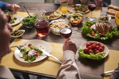 Yaşlı adam mutfakta yemek zevk 