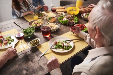Komuta sizde aile ile masada