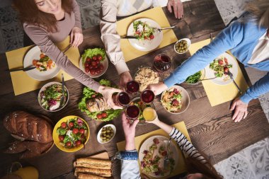 Aile ev yemekte kutluyor