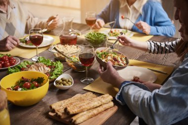 Besleyici yemek için ailesine hizmet