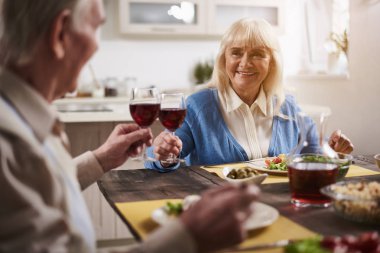 Aile Yemek masasında rahatlatıcı Olgun