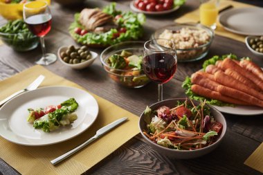 Besleyici yemekler ile yemek masası