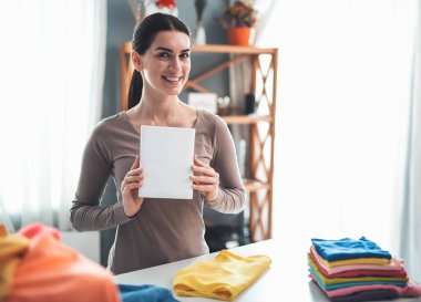 Mutlu ev kadını evde deterjan görüntüleme