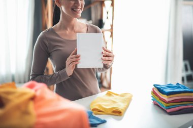 Mutlu erkek evde deterjan gösteren