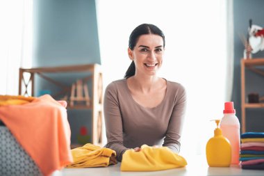 Çamaşırhane masada gülümseyen kadın