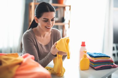 Çamaşırhane sonuçlarına bakarak memnun esmer Bayan