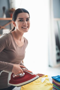 Erkek elbiselerini evde Ütü