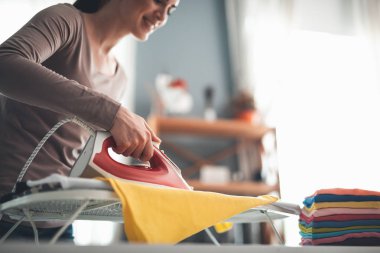 Mutlu ev kadını ev işi