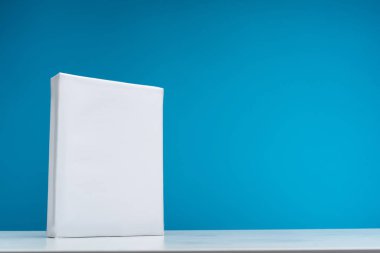 Masanın üzerinde yatan deterjan sürüsü