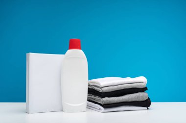 Temiz giysiler ile tabloda deterjan ayakta