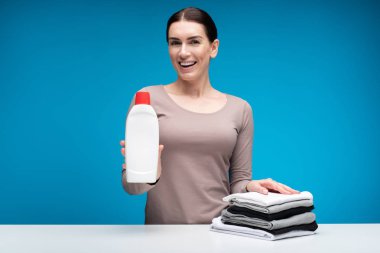 Mutlu kadın giysileri deterjan kullandıktan sonra gösterilen 